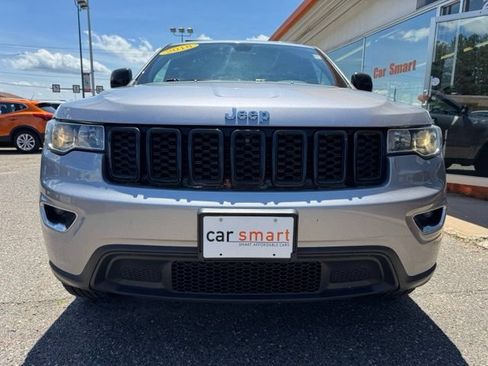 Used 2018 Jeep Grand Cherokee Laredo AWD/4WD image 2