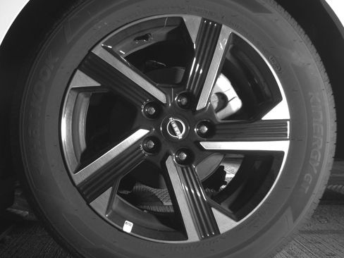 Used 2025 Nissan Sentra SV FWD image 14