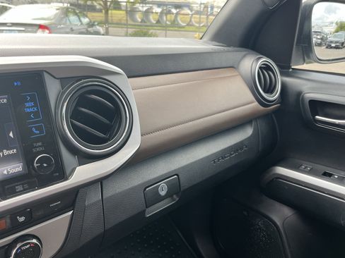 Used 2016 Toyota Tacoma Limited w/ Towing Package image 25