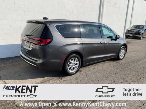 Used 2023 Chrysler Pacifica Touring-L image 4