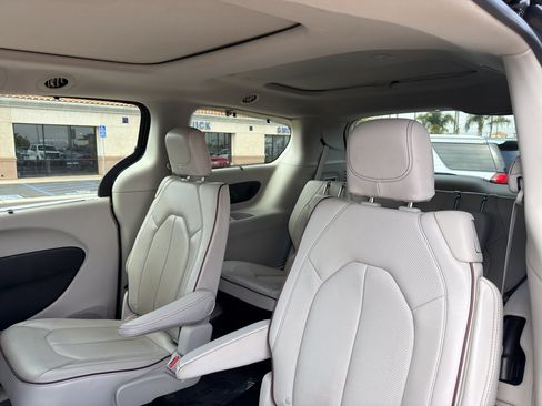 Used 2020 Chrysler Pacifica Limited w/ Advanced Safetytec Group FWD image 8