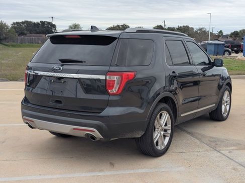 Used 2017 Ford Explorer XLT w/ Equipment Group 202A image 5