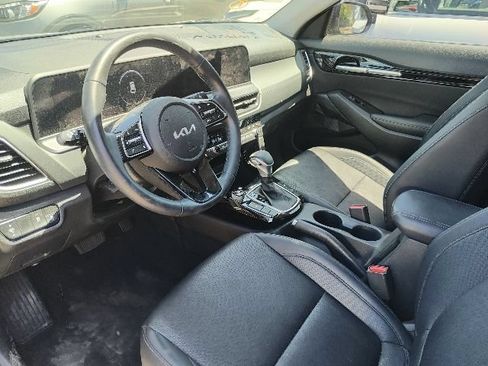 Certified 2024 Kia Seltos EX FWD image 3