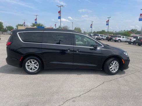 Used 2022 Chrysler Pacifica Touring-L FWD image 12