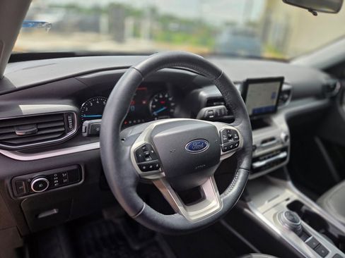 Used 2024 Ford Explorer XLT w/ Equipment Group 202A RWD image 17
