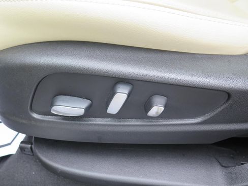 Used 2018 Cadillac XT5 Luxury w/ Driver Awareness Package image 11