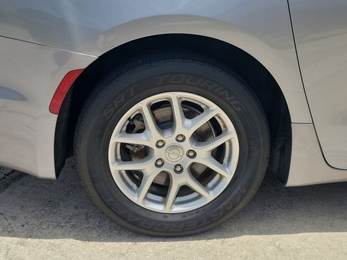 Used 2020 Chrysler Pacifica Touring FWD image 5