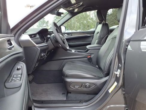 New 2026 Jeep Grand Cherokee Altitude image 13