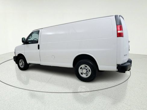 Used 2018 Chevrolet Express 3500 w/ Driver Convenience Package RWD image 4