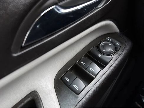 Used 2024 Chevrolet Equinox LS w/ Driver Confidence II Package FWD image 11