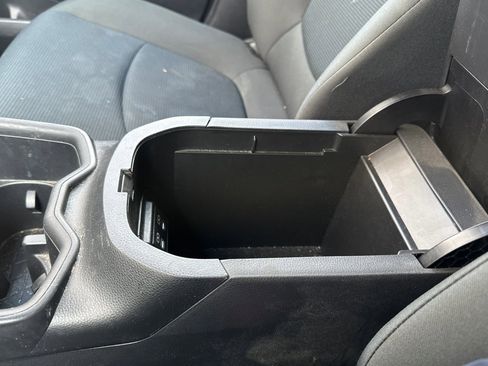 Used 2022 Toyota RAV4 LE image 31