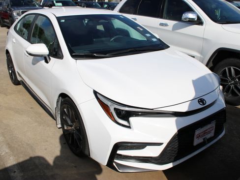 Used 2024 Toyota Corolla SE FWD image 2