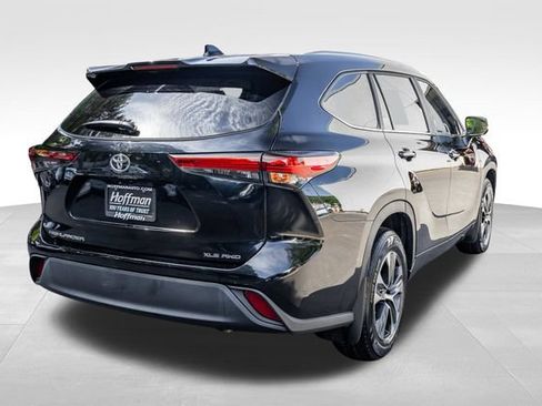 Used 2023 Toyota Highlander XLE AWD/4WD image 5