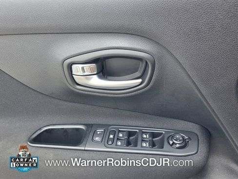Used 2018 Jeep Renegade Latitude FWD image 31