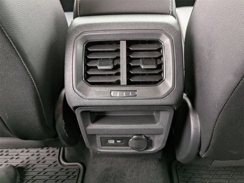 Used 2023 Volkswagen Taos SE w/ Panoramic Sunroof Package image 31