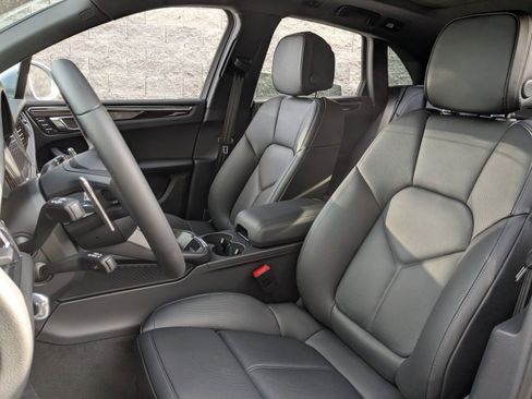 Certified 2026 Porsche Macan AWD/4WD image 5