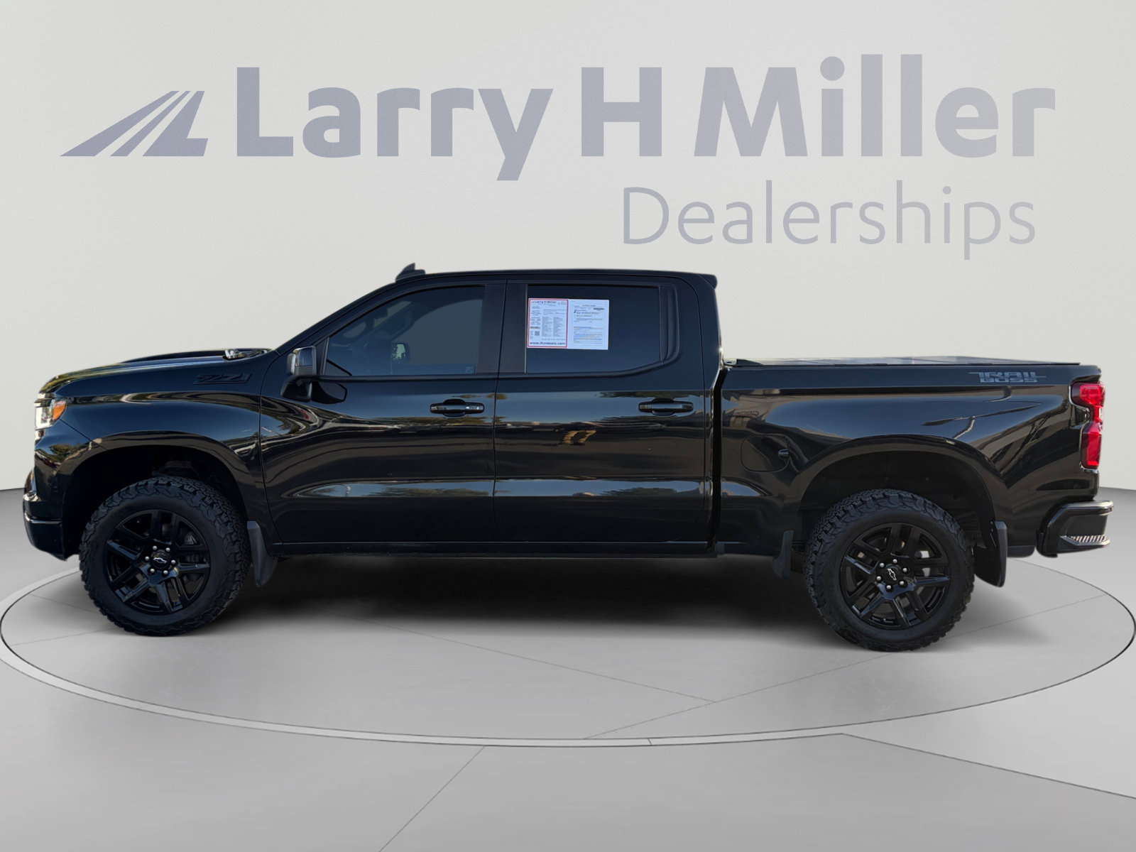 Used 2022 Chevrolet Silverado 1500 LT Trail Boss w/ LT Trail Boss Premium Package AWD/4WD image 2
