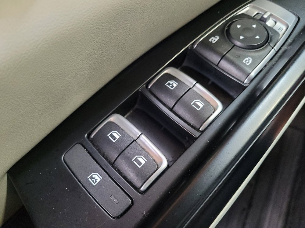 Used 2022 Kia Carnival LX FWD image 27