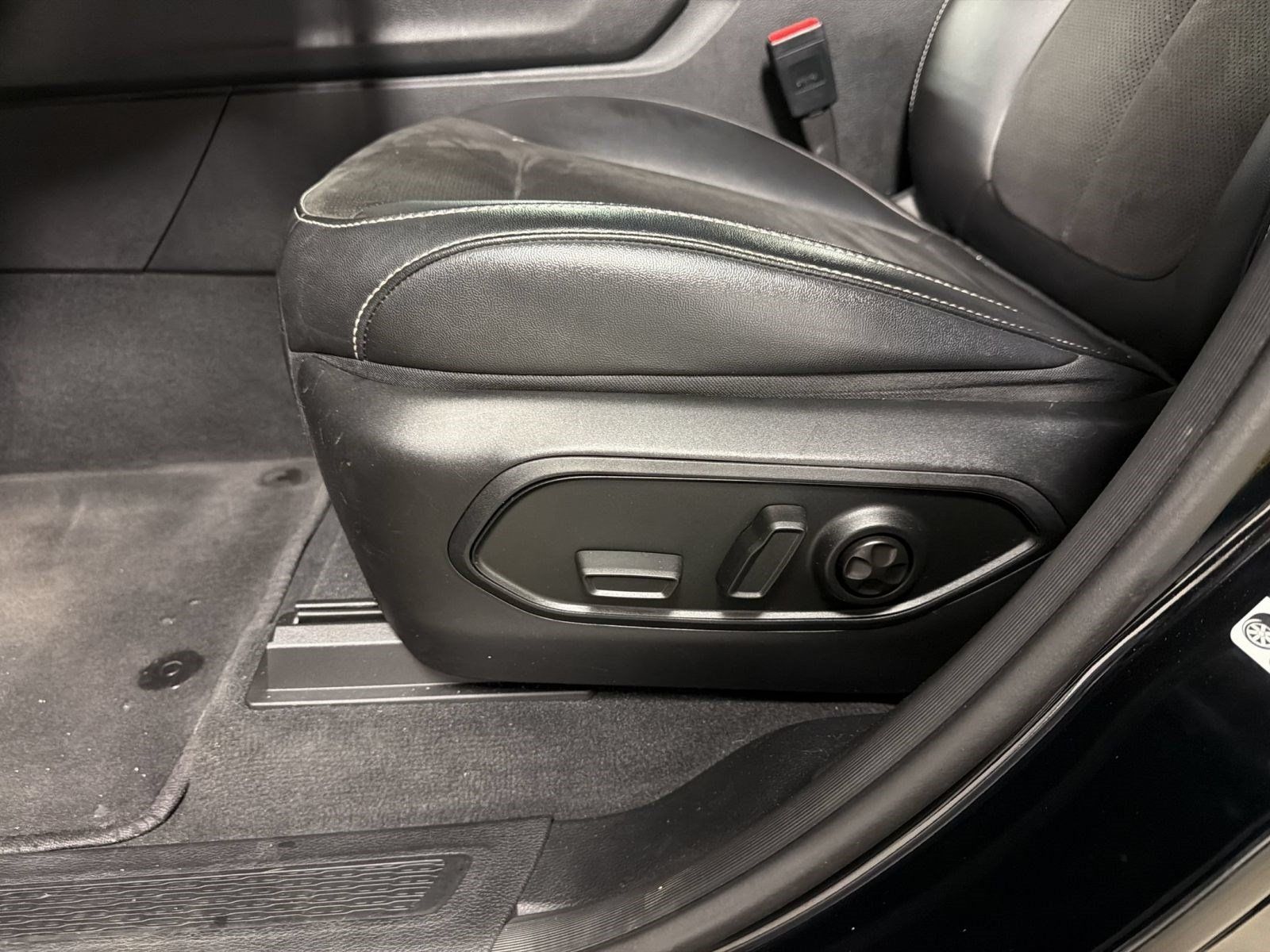 Used 2023 Jeep Grand Cherokee Altitude AWD/4WD image 15