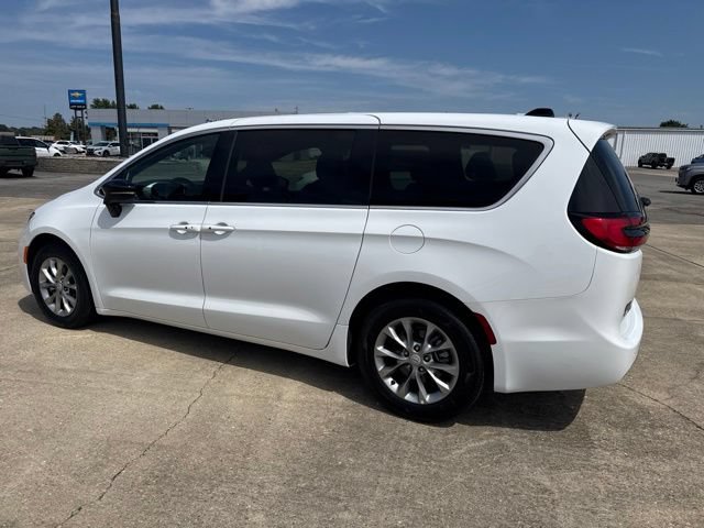 Used 2026 Chrysler Pacifica Limited FWD image 11