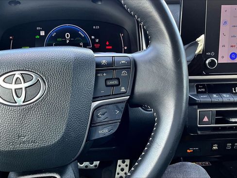 Used 2025 Toyota Camry SE FWD image 20