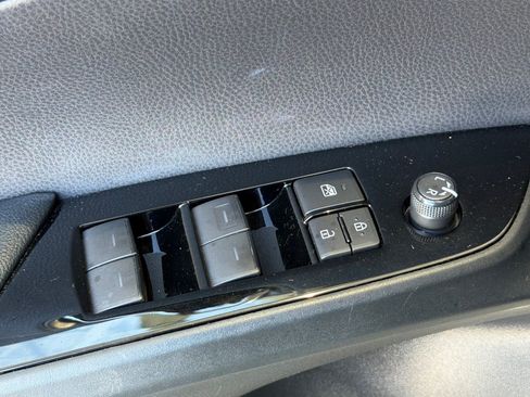 Used 2019 Toyota Prius XLE FWD image 13