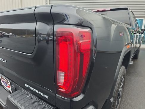 Used 2022 GMC Sierra 2500 Denali w/ Denali Black Diamond Edition image 12