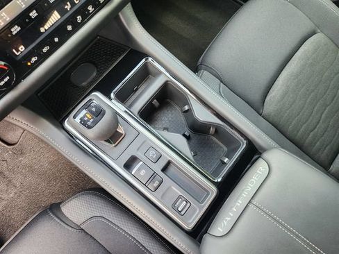 Used 2026 Nissan Pathfinder SV w/ SV Premium Package FWD image 21