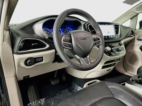 Used 2022 Chrysler Pacifica Touring-L FWD image 9