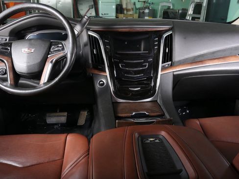 Used 2016 Cadillac Escalade Premium AWD/4WD image 5