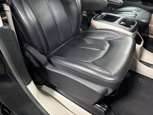 Used 2023 Chrysler Pacifica Touring-L FWD image 18