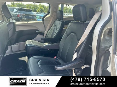 Used 2017 Chrysler Pacifica Touring-L FWD image 16