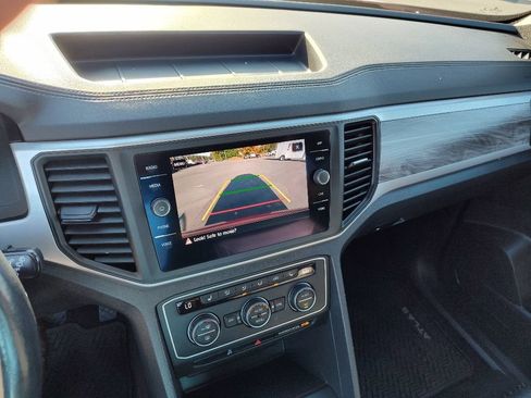 Used 2020 Volkswagen Atlas Cross Sport SE image 18