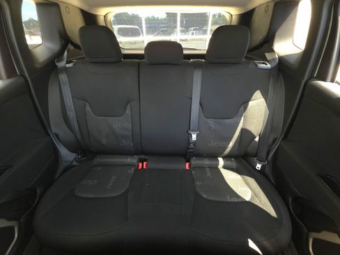 Used 2016 Jeep Renegade Latitude FWD image 18
