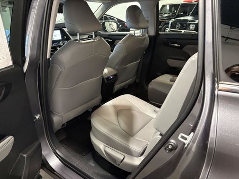 Used 2024 Toyota Highlander XLE AWD/4WD image 31