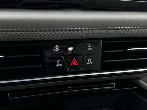 Used 2024 Volkswagen Atlas SE w/ Panoramic Sunroof Package FWD image 19