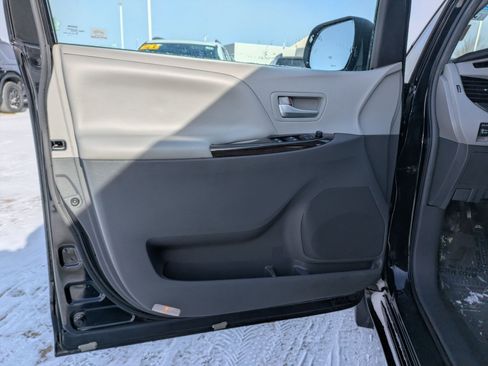 Used 2017 Toyota Sienna XLE Premium image 11
