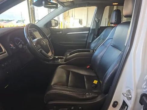 Used 2019 Toyota Highlander XLE AWD/4WD image 2