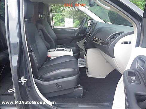 Used 2014 Chrysler Town & Country Touring-L w/ Driver Convenience Group image 16