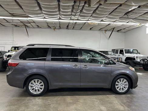 Used 2017 Toyota Sienna XLE w/ XLE Navigation Package AWD/4WD image 2