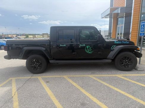 Used 2023 Jeep Gladiator Sport AWD/4WD image 5
