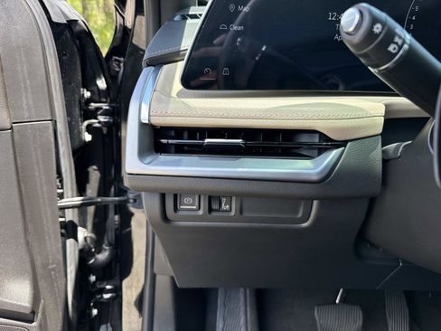 Used 2024 Cadillac XT4 Luxury w/ Cold Weather Package FWD image 32
