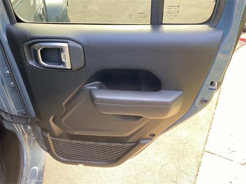 Used 2024 Jeep Wrangler Unlimited image 35