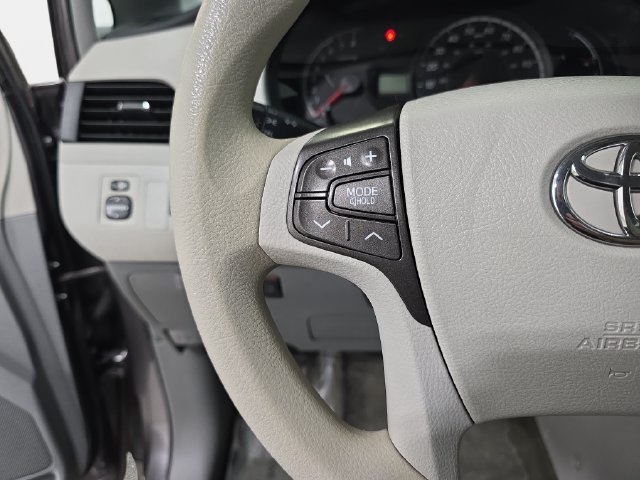 Used 2014 Toyota Sienna LE FWD image 17