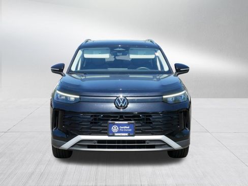 Certified 2025 Volkswagen Tiguan SE w/ Panoramic Sunroof Package AWD/4WD image 2