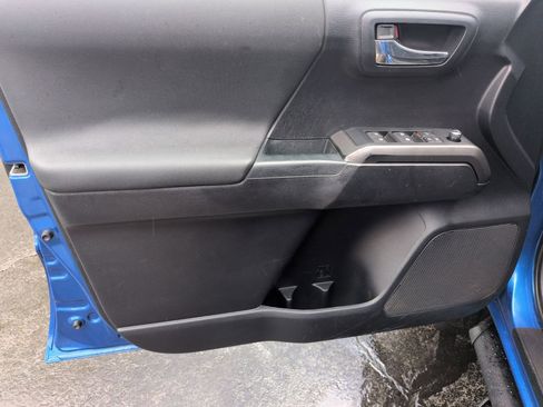 Used 2018 Toyota Tacoma TRD Sport image 10