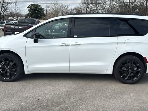 New 2026 Chrysler Pacifica Limited image 8