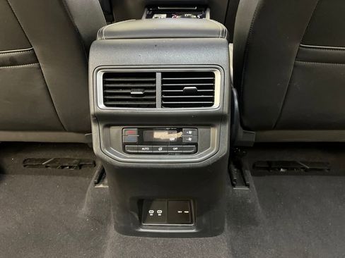 Used 2024 Volkswagen Atlas SE image 24