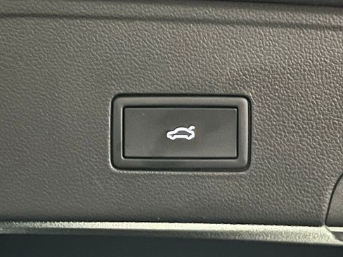 Certified 2025 Volkswagen Atlas Cross Sport SE w/ Panoramic Sunroof Package AWD/4WD image 39