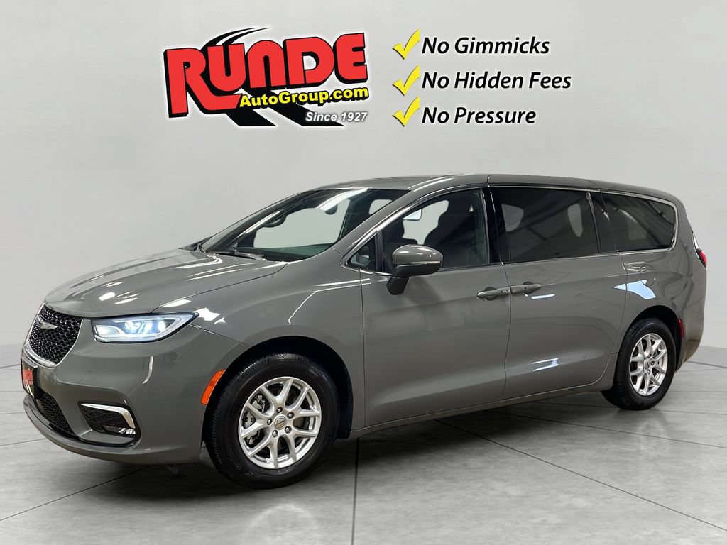 Used 2023 Chrysler Pacifica Touring FWD image 1